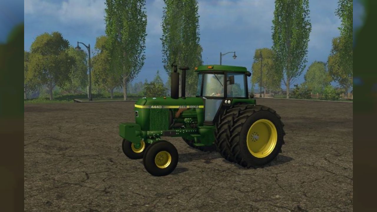 John Deere 4440